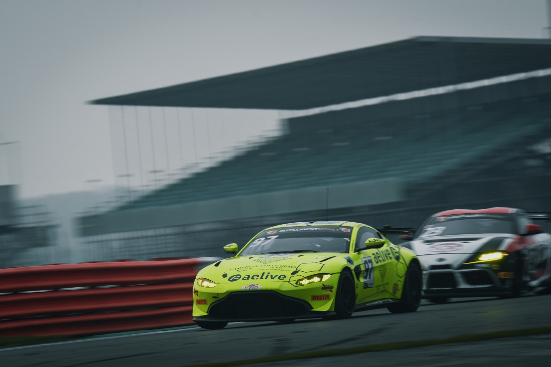 Aston Martin Vantage GT4 - British GT Title